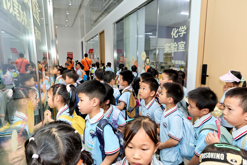 同学们参观趣味实验室